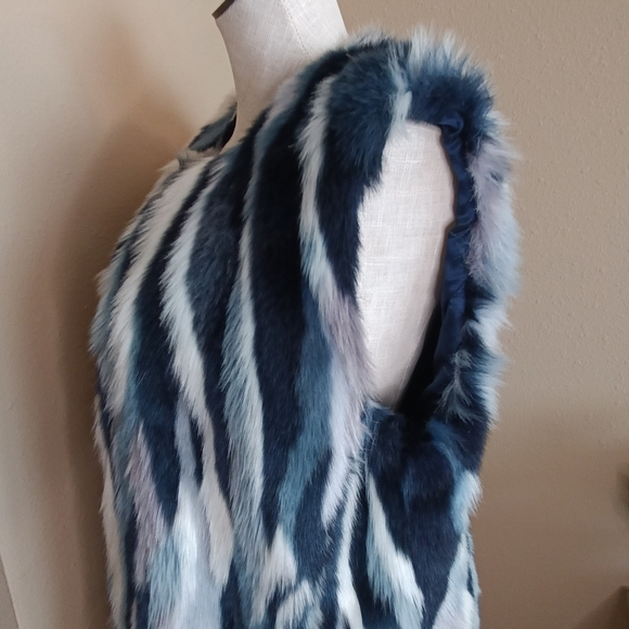 INC International Concepts faux fur vest - Picture 13 of 14